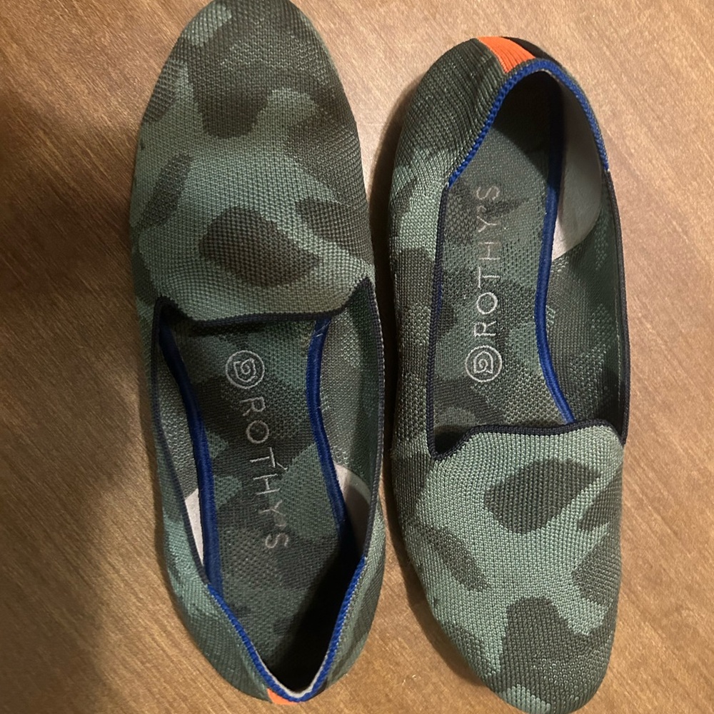 Great used condition green camo Rothy’s. Lots of life left